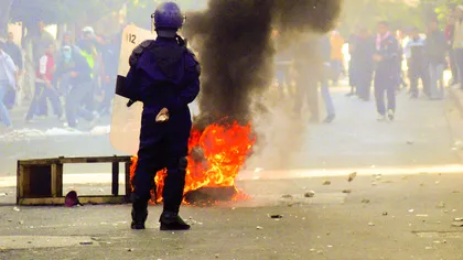 Proteste violente, poliţia a intervenit cu gaze lacrimogene în centrul capitalei