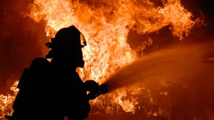 Tragedie provocată de incendiu în Arad. O persoană a murit şi alte două au fost rănite