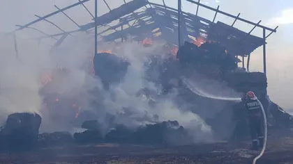Incendiu puternic la un depozit de materiale de construcţie din Bacău. Intervenţie a pompierilor din două judeţe