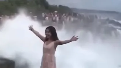 Vacanţă de coşmar. O turistă era să-şi piardă viaţa în Bali, din cauza unei fotografii VIDEO