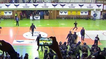 BĂTAIE CRÂNCENĂ între galerii la meciul de handbal masculin STEAUA - DINAMO. Jandarmii au intervenit cu gaze lacrimogene! FOTO şi VIDEO