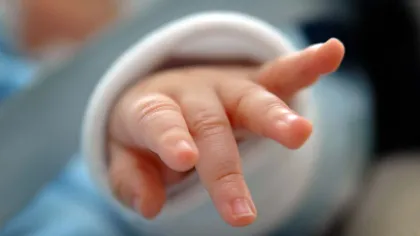 Bebeluş de numai două luni găsit fără suflare de mamă