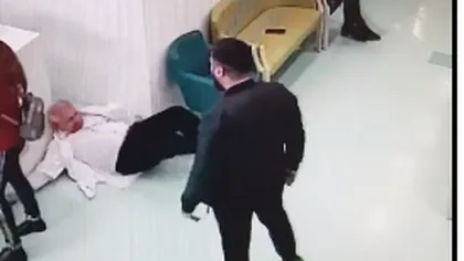 Medic agresat în spital, la Galaţi. Imagini şocante cu doctorul care cade şi se loveşte la cap VIDEO