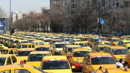 Circulaţia din centrul Iaşului blocată de taximetriştii nemulţumiţi de apariţia Uber şi Taxify