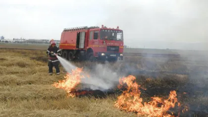 Incendiu de vegetaţie extins la o casă şi câteva anexe gospodăreşti, în Prahova