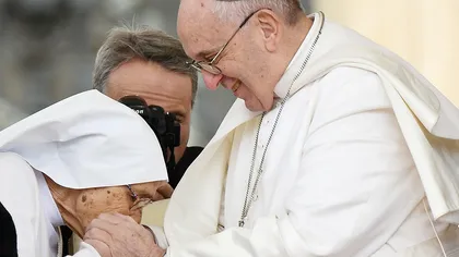 Papa Francisc i-a măsuri împotriva microbilor: nu i-a lăsat pe credincioşi să îi sărute inelul papal