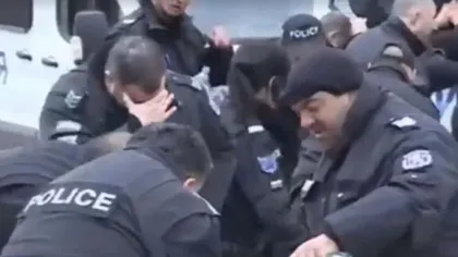 Cascadorii râsului în Jandarmeria din Bugaria. Cum şi-au dat autorităţile singure cu spray lacrimogen în timpul unor proteste - VIDEO