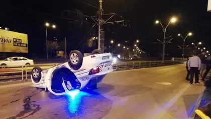 Accident spectaculos în BUCUREŞTI. Doi poliţişti, RĂNIŢI după ce un autoturism a lovit maşina în care se aflau