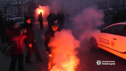 IMAGINI ŞOCANTE! Convoiul preşedintelui Petro Poroşenko, atacat de ultranaţionalişti VIDEO