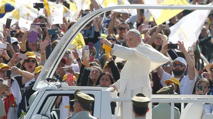 Papa Francisc se va deplasa cu Dacia în vizita din România. La Mioveni se lucrează deja la două papamobile