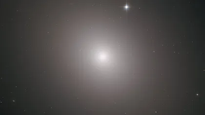 Telescopul Hubble a surprins inima strălucitoare a unei galaxii supermasive