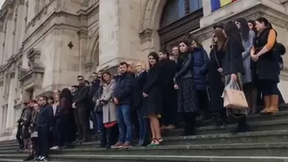 Protest al magistraţilor pe scările Curţii de Apel Bucureşti. Protestele faţă de ordonanaţa lui Tudorel Toader continuă şi în ţară