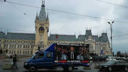 Camion cu fotografia ministrului Justiţiei şi mesajul 