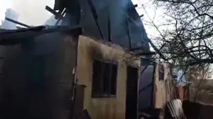 Incendiu de vegetaţie uscată, în Dâmboviţa. Flăcările au ajuns şi în gospodăriile oamenilor