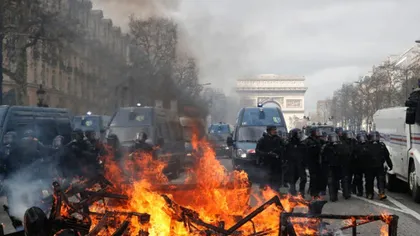 Proteste violente la Paris. Magazine incendiate pe Champs-Elysée. Forţele de ordine au folosit gaze lacrimogene