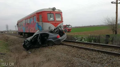 Autoturism lovit de tren în Olt: şoferul maşinii a murit pe loc