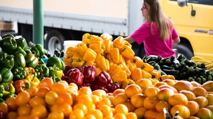 PRĂPĂD în rândul comercianţilor care vând fructe și legume! ANPC a amendat 80% dintre ei: Zeci de tone de produse neconforme