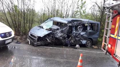Accident grav în Dâmboviţa. Un microbuz cu pasageri s-a izbit de un TIR. Şase oameni sunt răniţi