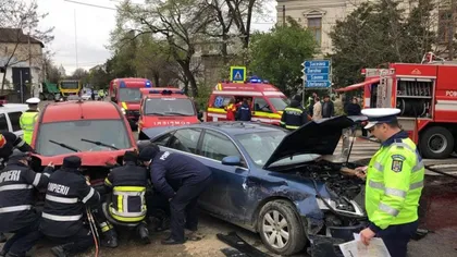 Accident cu trei maşini în Botoşani. Şase persoane, între care şi un copil, sunt rănite