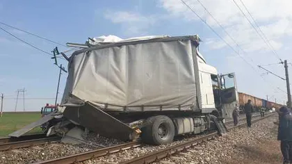 Accident feroviar. Locomotiva unui tren de marfă a deraiat în judeţul Ialomiţa, după ce a lovit un TIR