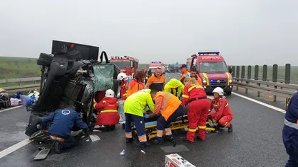 Accident pe autostrada A1, între Arad şi Timişoara. Un microbuz cu 10 bulgari s-a răsturnat, 5 răniţi