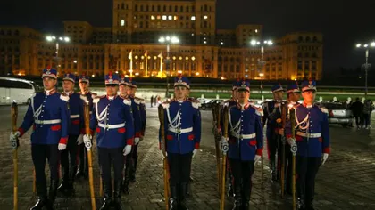 Defilare cu torţe în Bucureşti! Garda de Onoare a Jandarmeriei Române a făcut spectacol - VIDEO