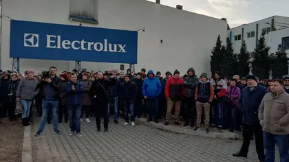 Protestele de la Electrolux continuă. Trei angajaţi ai companiei au intrat în greva foamei