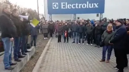 Angajaţi ai companiei Electrolux protestează marţi la sediul Ambasadei Suediei