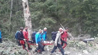 Salvamontiştii şi jandarmii au recuperat o femeie care a alunecat pe zăpadă şi a suferit o entorsă lângă chilia lui Arsenie Boca