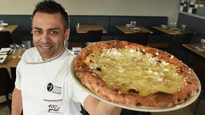 Record mondial. Un chef a preparat pizza cu 154 de feluri de brânză