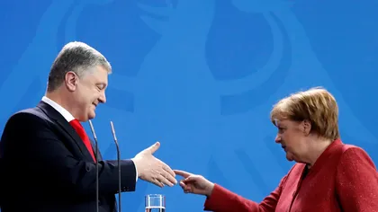Moment jenant la întâlnirea dintre Angela Merkel şi Petro Poroşenko. Cancelarul a refuzat să dea mâna cu preşedintele Ucrainei VIDEO