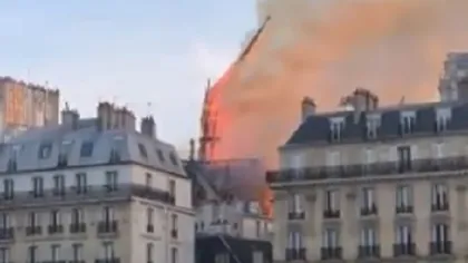 Incendiu la Notre Dame. Momentul în care turnul catedralei s-a prăbuşit VIDEO