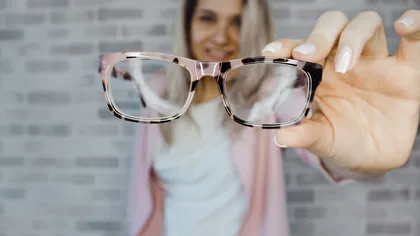 STUDIU: Persoanele care poartă ochelari se pot infecta mai greu cu COVID-19