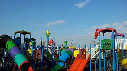 Un bărbat de 69 de ani, reţinut la un loc de joacă pentru copii. Incredibil ce făcea bătrânul în parc