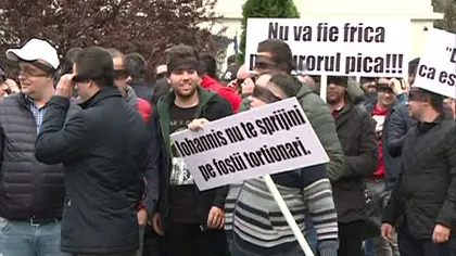 Protest spontan în faţă la Cotroceni. Oamenii îi cer lui Iohannis demiterea lui Augustin Lazăr