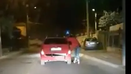 Scandalos! Tânăr filmat în timp ce mergea pe role ţinându-se de o maşină. Poliţia este pe urmele lui - VIDEO