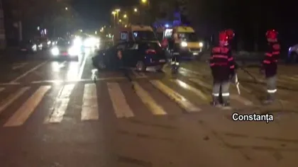 Incidente grave în Constanţa. Patru tineri au fost răniţi după ce două maşini s-au ciocnit. Un autoturism a luat foc în Mamaia