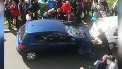 Şofer beat scos cu forţa din maşină de către poliţişti după ce a provocat un accident şi a fugit
