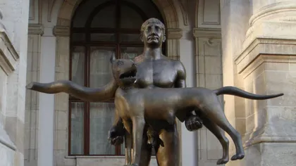 SCANDALOS! Statuia lui Traian cu lupoaica, făcută din alamă în loc de bronz. Primăria Capitalei a făcut PLÂNGERE PENALĂ