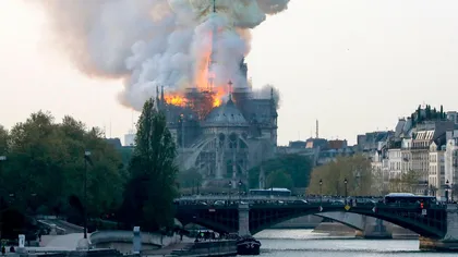 Catedrala Notre-Dame din Paris, cuprinsă de flăcări. Acoperişul edificiului s-a prăbuşit FOTO şi VIDEO UPDATE