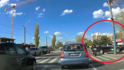 La un pas de TRAGEDIE. Un şofer s-a OPRIT într-o maşină parcată, în staţiunea Mamaia, după ce era să spulbere un poliţist VIDEO