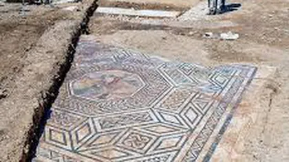 O turistă britanică a încercat să fure bucăţi dintr-un mozaic, din Casa dell'Ancora din Pompeii