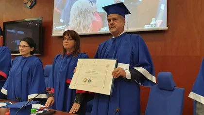 Adrian Năstase a primit titlul Doctor Honoris Causa la Universitatea Aurel Vlaicu din Arad. Ecaterina Andronescu a ţinut un laudatio