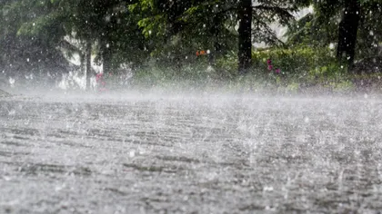 PROGNOZA METEO. Ploi torenţiale şi vijelii în weekend în mare parte din ţară. Riscul de inundaţii se menţine ridicat