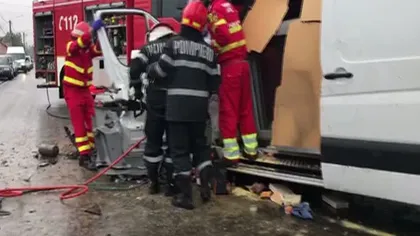 Trei persoane rănite în urma impactului dintre un camion şi o dubă, în Bistriţa-Năsăud