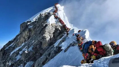 Doi alpinişti au murit din cauza aglomeraţiei pe muntele Everest