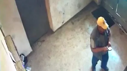 Bărbatul care a atacat o fată într-o scară de bloc din Bacău, filmat de camerele de supraveghere