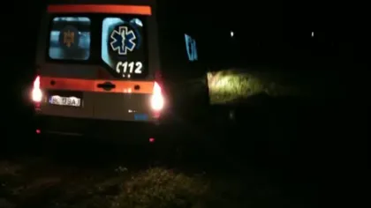 O ambulanţă cu pacient a rămas blocată în noroi, în judeţul Bacău VIDEO