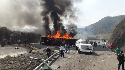 Autobuz cu pelerini, implicat într-un tragic accident. 21 de oameni au murit mistuiţi de flăcări VIDEO
