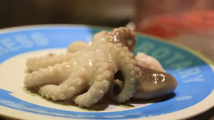 Cum s-a răzbunat o caracatiţă pe o tânără care voia să o mănânce de vie. Imaginile au devenit virale VIDEO